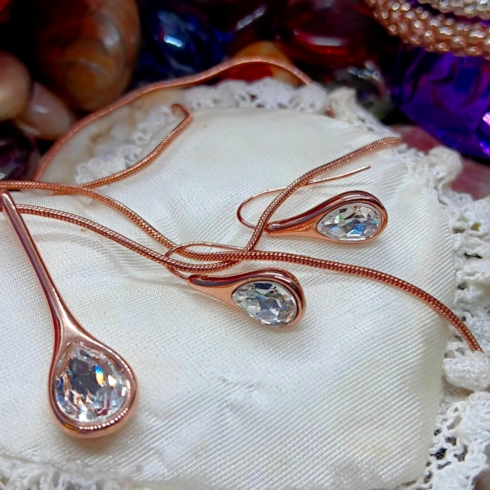MESTIGE 3 Piece Pendant Necklace 18" 3"Extension Matching Earrings